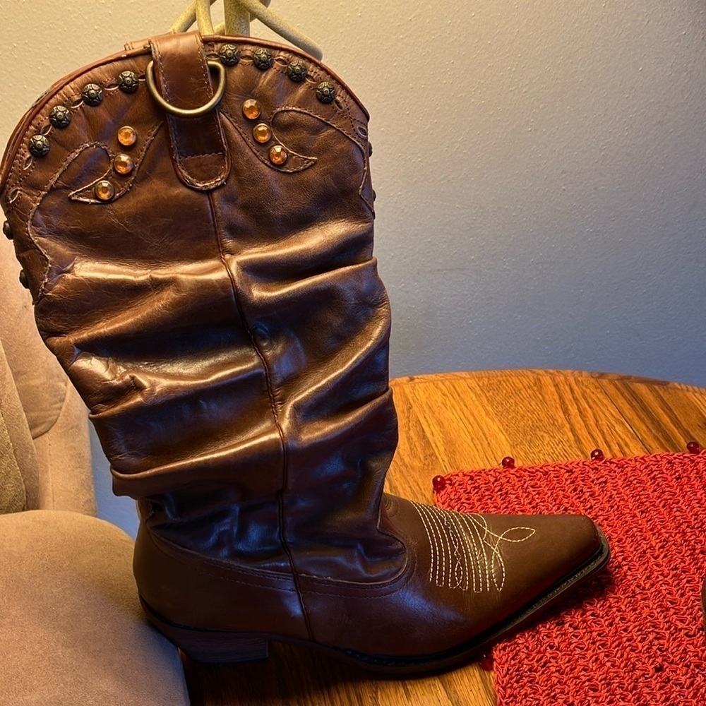 Steve Madden women’s leather jeweled cowgirl boots. Size 8M. Preowned. Scrunch.